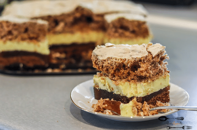 jemný dort na nadýchaném piškotovém korpusu s vrstvou želé a pudinkovým krémem