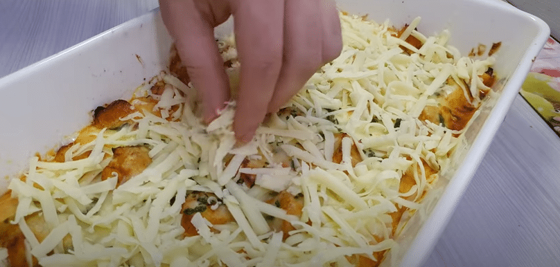 kuřecí kousky s bramborami zapečené v troubě s bešamelovou omáčkou a sýrem
