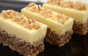 lahodný smetanový dezert s luxusním ořechovým základem – vyzkoušejte tuto dobrotu!