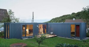 Líbí se vám moderní kontejnerové domy? Inspirujte se tímto malým domečkem