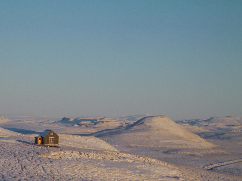 Malá islandská chata pod polární září