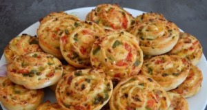 Lahodní šneci se zeleninou a sýrem: Perfektní mini pizza rolky!
