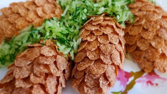 Neobvyklý kuřecí salát s ananasem a cornflakes Neobvyklý kuřecí salát s ananasem a cornflakes