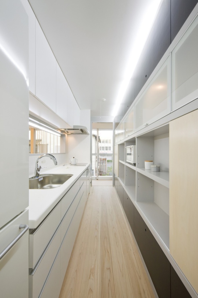 osamu-morishita-io-kitchen-via-smallhousebliss Rodinný dům Io od Osamu Morishity: otevřený, světlý a plný života