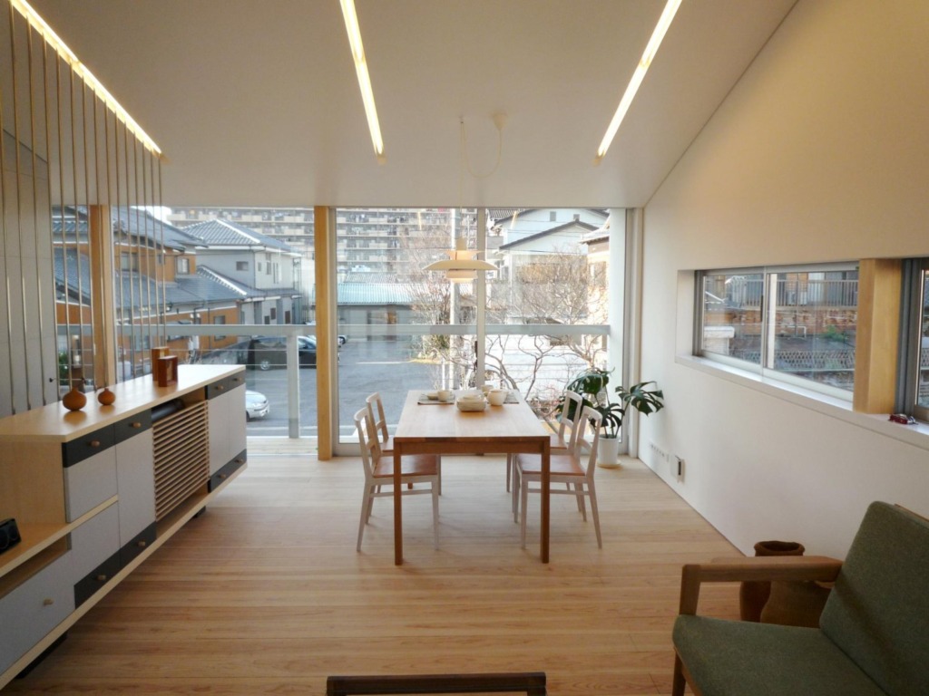 osamu-morishita-io-living2-via-smallhousebliss Rodinný dům Io od Osamu Morishity: otevřený, světlý a plný života
