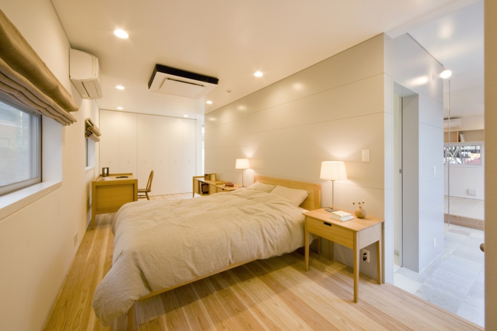 osamu-morishita-io-master-bedroom-via-smallhousebliss Rodinný dům Io od Osamu Morishity: otevřený, světlý a plný života