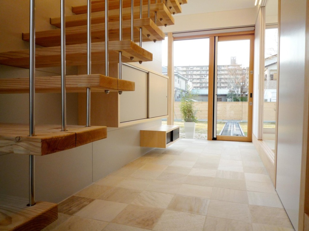 osamu-morishita-io-stair-hall2-via-smallhousebliss Rodinný dům Io od Osamu Morishity: otevřený, světlý a plný života