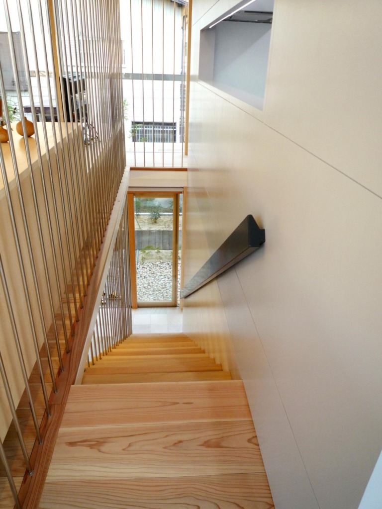 osamu-morishita-io-stairs-via-smallhousebliss Rodinný dům Io od Osamu Morishity: otevřený, světlý a plný života