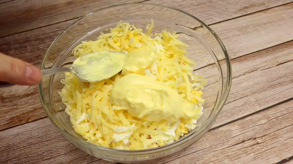 pečená kuřecí prsa pod sýrovým kabátkem podávaná s oblíbenou přílohou