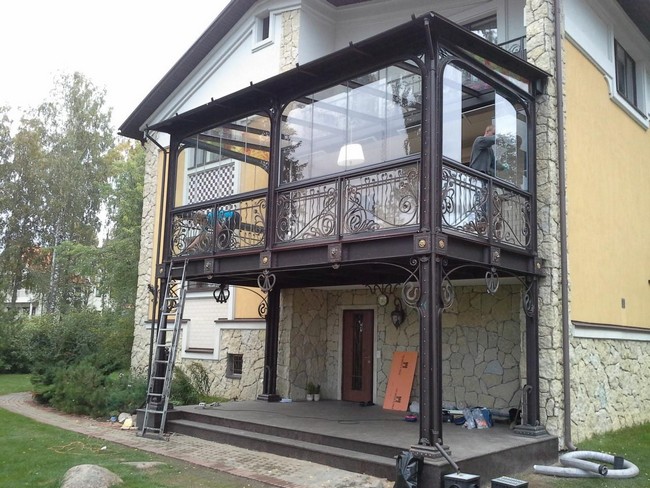 pristroyka-balkona-04 40+ nápadů na balkonový design a stylová řešení: inspirace pro váš dům i zahradu