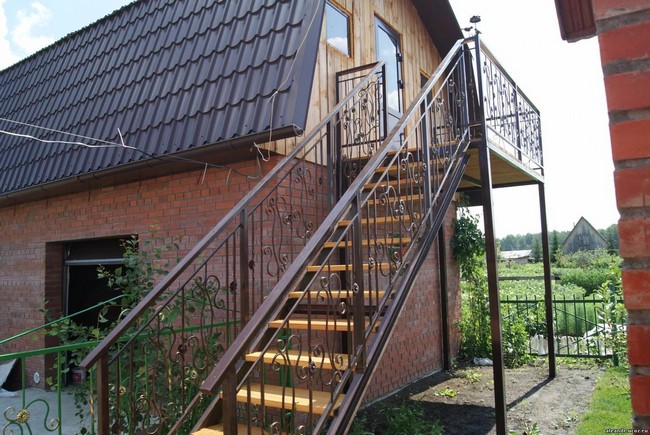 pristroyka-balkona-32 40+ nápadů na balkonový design a stylová řešení: inspirace pro váš dům i zahradu