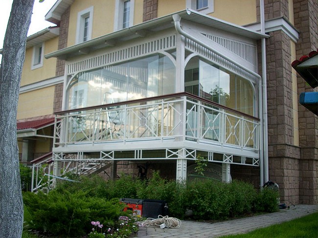 pristroyka-balkona-43 40+ nápadů na balkonový design a stylová řešení: inspirace pro váš dům i zahradu