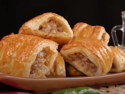 Jednoduché rolky z listového těsta plněné mletým masem a sýrem – křupavé slané pohoštění