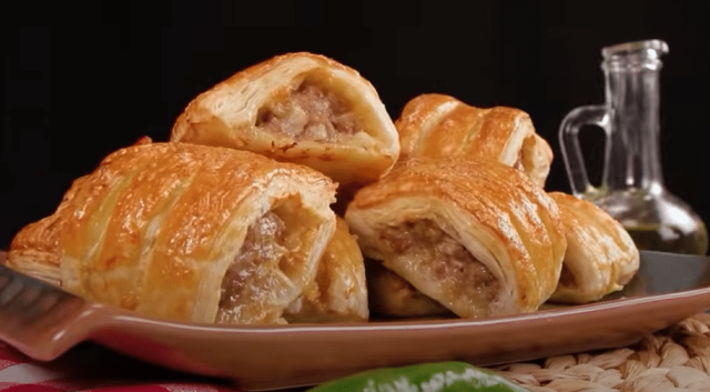 Jednoduché rolky z listového těsta plněné mletým masem a sýrem – křupavé slané pohoštění