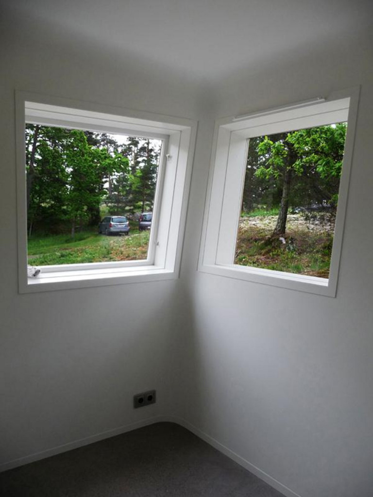 schlyter-gezelius-wood-house-bedroom-via-smallhousebliss Jednoduchá krása Skandinávie – moderní chata ve Švédsku, která učaruje svou originalitou