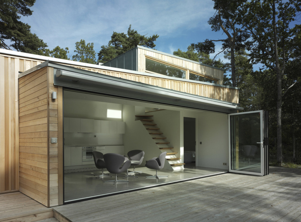 schlyter-gezelius-wood-house-exterior10-via-smallhousebliss Jednoduchá krása Skandinávie – moderní chata ve Švédsku, která učaruje svou originalitou
