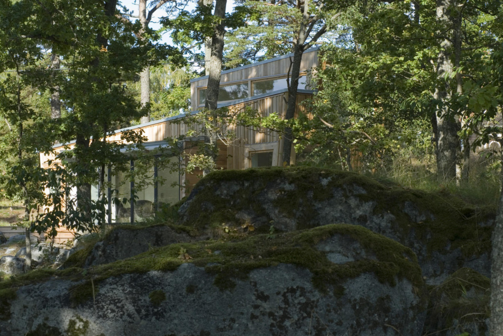 schlyter-gezelius-wood-house-exterior5-via-smallhousebliss Jednoduchá krása Skandinávie – moderní chata ve Švédsku, která učaruje svou originalitou