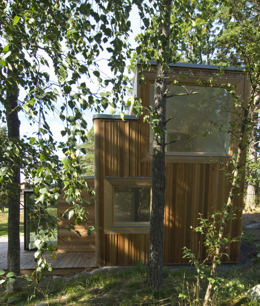 schlyter-gezelius-wood-house-exterior6-via-smallhousebliss Jednoduchá krása Skandinávie – moderní chata ve Švédsku, která učaruje svou originalitou