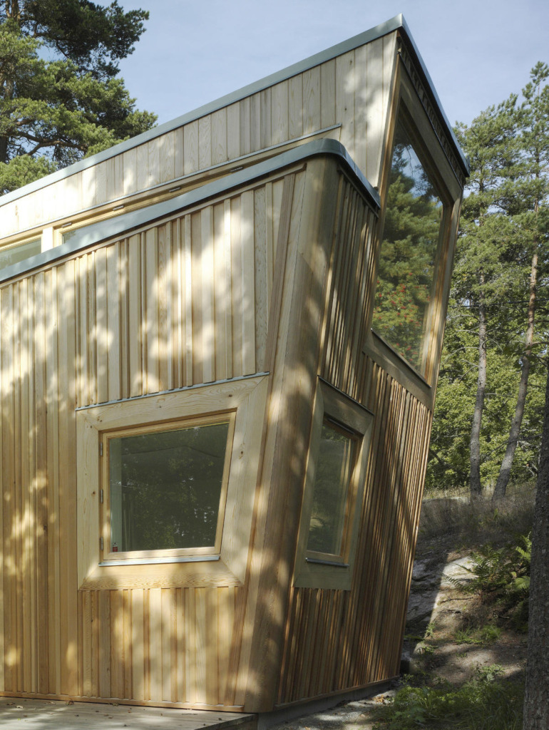 schlyter-gezelius-wood-house-exterior7-via-smallhousebliss Jednoduchá krása Skandinávie – moderní chata ve Švédsku, která učaruje svou originalitou