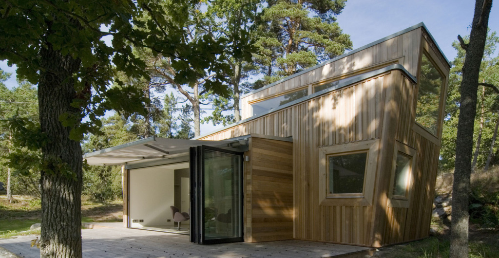 schlyter-gezelius-wood-house-exterior9-via-smallhousebliss Jednoduchá krása Skandinávie – moderní chata ve Švédsku, která učaruje svou originalitou