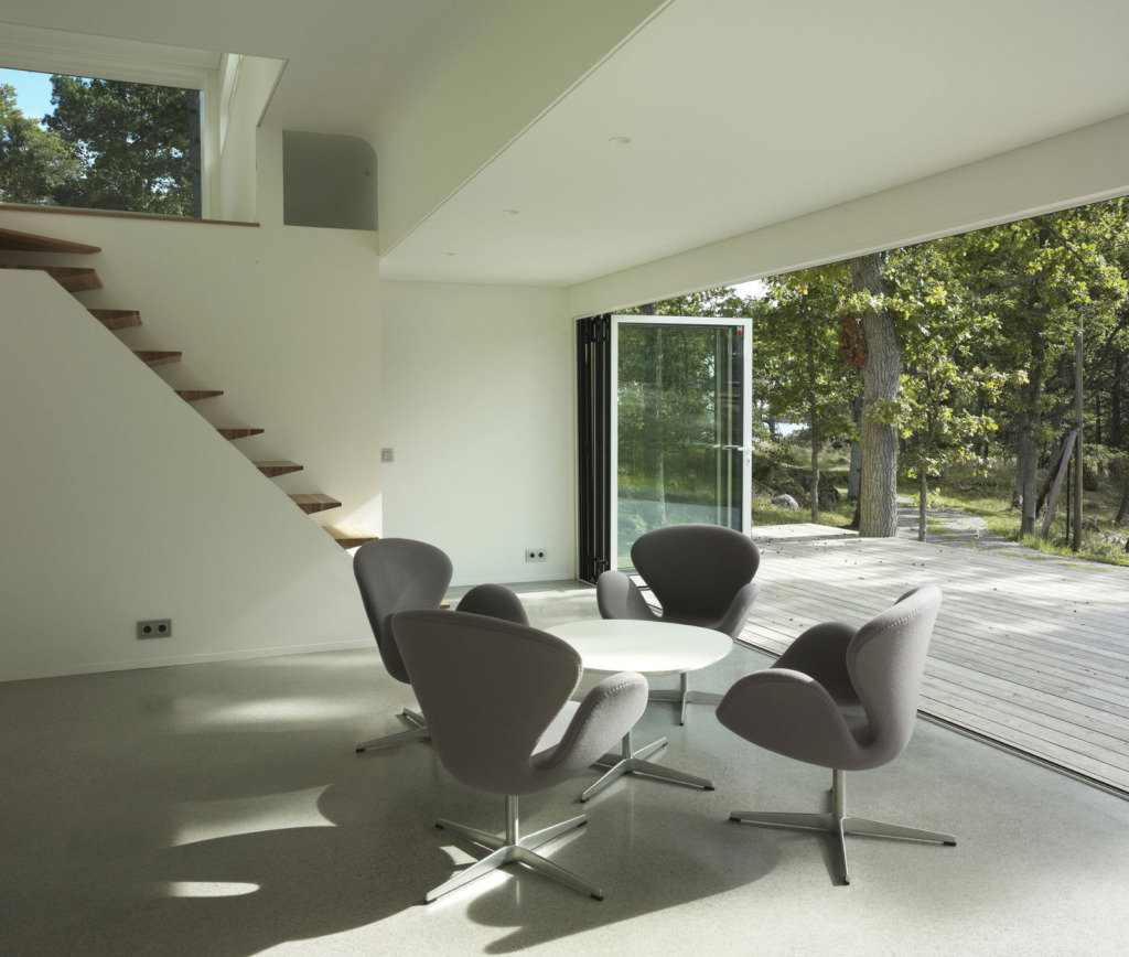 schlyter-gezelius-wood-house-ldk2-via-smallhousebliss Jednoduchá krása Skandinávie – moderní chata ve Švédsku, která učaruje svou originalitou