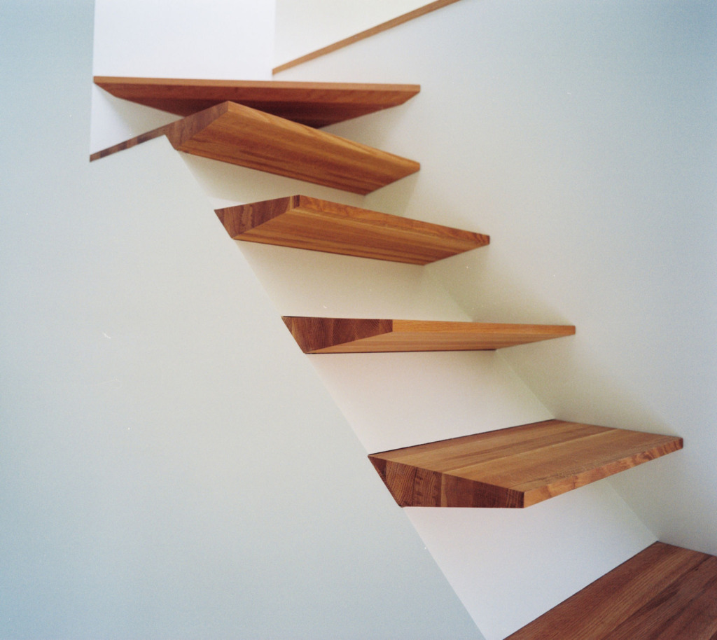 schlyter-gezelius-wood-house-stair-via-smallhousebliss Jednoduchá krása Skandinávie – moderní chata ve Švédsku, která učaruje svou originalitou