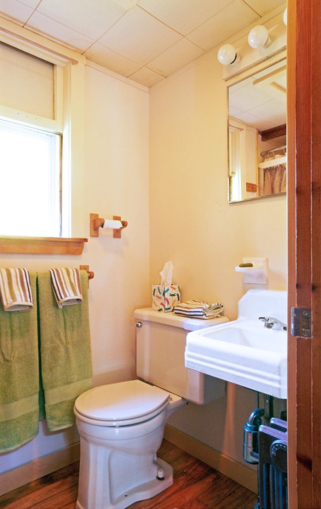 shingled-cottage-camden-maine-bathroom2-via-smallhousebliss Šindelová chaloupka z Camdenu – dům, který dýchá klidem a vůní moře
