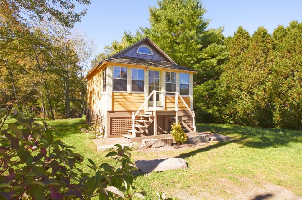 shingled-cottage-camden-maine-exterior1-via-smallhousebliss Šindelová chaloupka z Camdenu – dům, který dýchá klidem a vůní moře