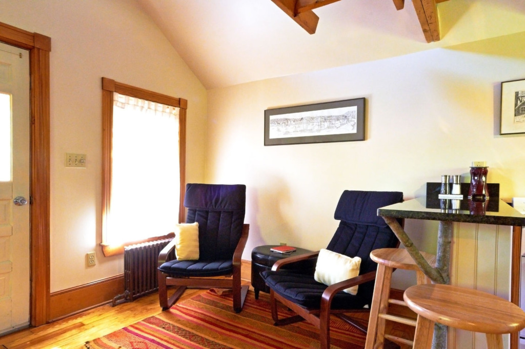 shingled-cottage-camden-maine-ldk1-via-smallhousebliss Šindelová chaloupka z Camdenu – dům, který dýchá klidem a vůní moře