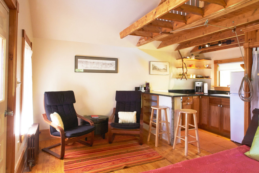 shingled-cottage-camden-maine-ldk2-via-smallhousebliss Šindelová chaloupka z Camdenu – dům, který dýchá klidem a vůní moře