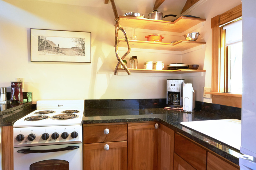 shingled-cottage-camden-maine-ldk3-via-smallhousebliss Šindelová chaloupka z Camdenu – dům, který dýchá klidem a vůní moře