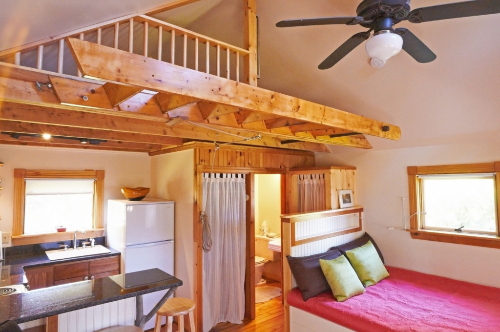 shingled-cottage-camden-maine-ldk6-via-smallhousebliss Šindelová chaloupka z Camdenu – dům, který dýchá klidem a vůní moře