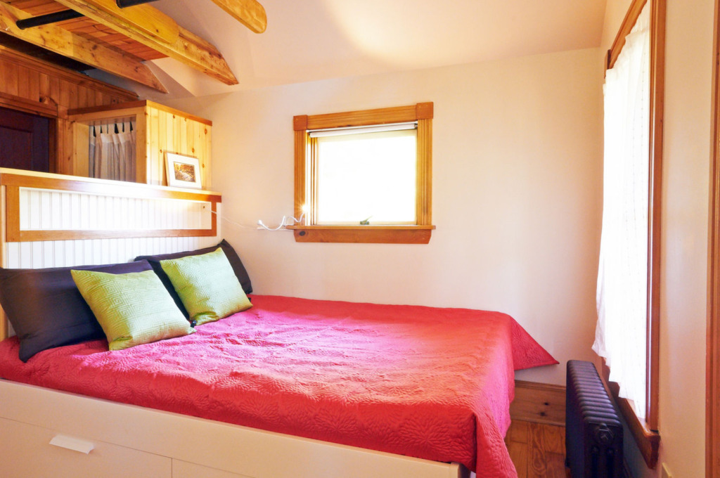 shingled-cottage-camden-maine-ldk7-via-smallhousebliss Šindelová chaloupka z Camdenu – dům, který dýchá klidem a vůní moře