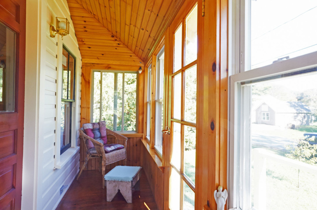 shingled-cottage-camden-maine-porch1-via-smallhousebliss Šindelová chaloupka z Camdenu – dům, který dýchá klidem a vůní moře