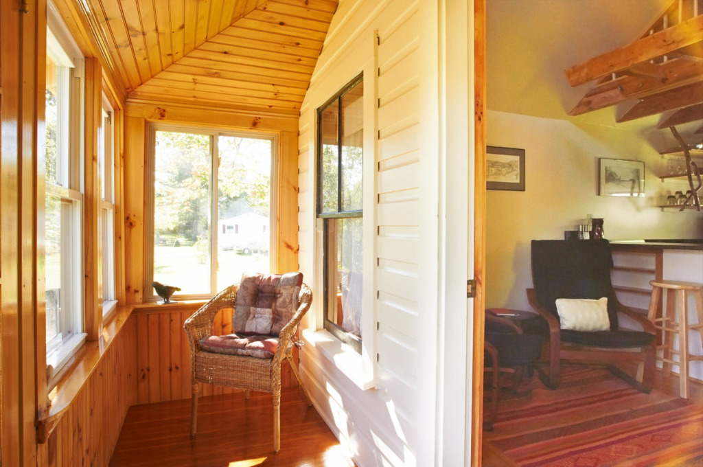 shingled-cottage-camden-maine-porch3-via-smallhousebliss Šindelová chaloupka z Camdenu – dům, který dýchá klidem a vůní moře
