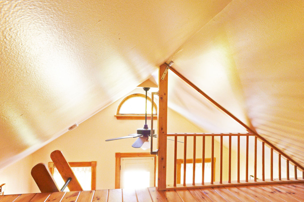 shingled-cottage-camden-maine-sleeping-loft-via-smallhousebliss Šindelová chaloupka z Camdenu – dům, který dýchá klidem a vůní moře