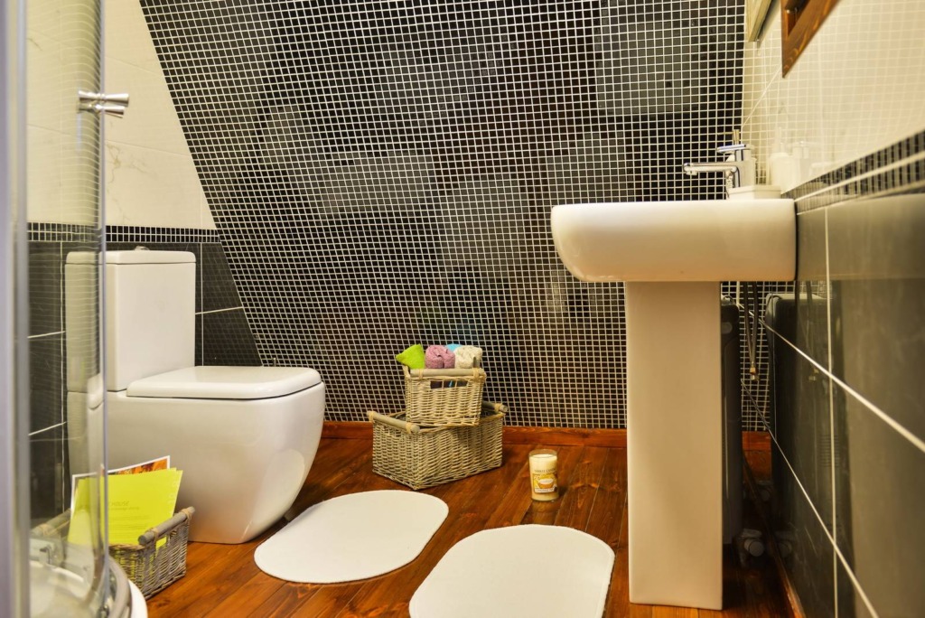 soleta-zeroenergy-bathroom-via-smallhousebliss Soleta zeroEnergy – moderní dům s nulovou energií