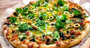 vegetariánská pizza s olivami a pestem ze sušených rajčat