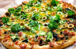 vegetariánská pizza s olivami a pestem ze sušených rajčat