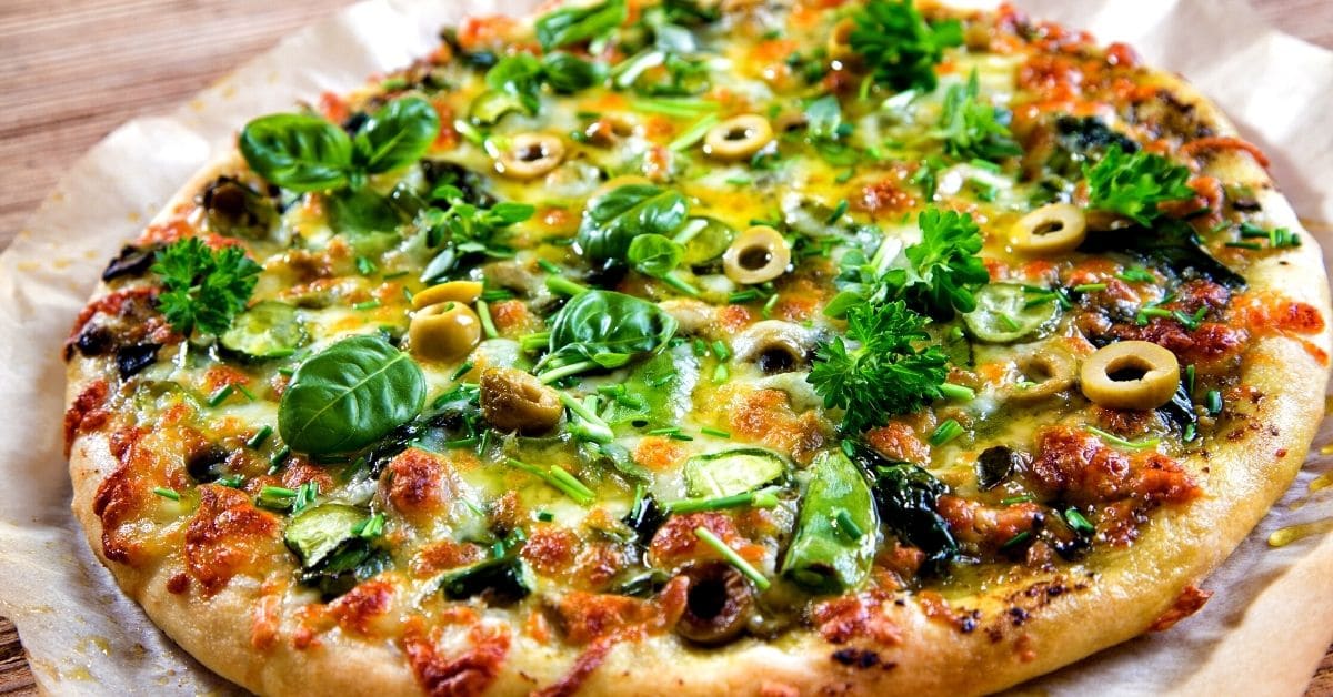vegetariánská pizza s olivami a pestem ze sušených rajčat