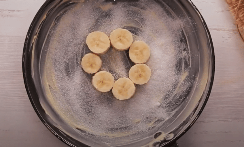 výborný krupicovo-banánový koláč připravený na pánvi – snadná a rychlá příprava!