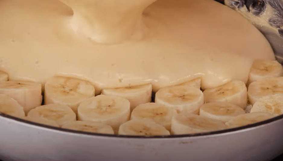 výborný krupicovo-banánový koláč připravený na pánvi – snadná a rychlá příprava!