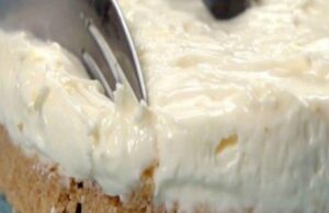 vyzkoušejte tento skvělý skořicový dort s nadýchaným mléčným krémem!