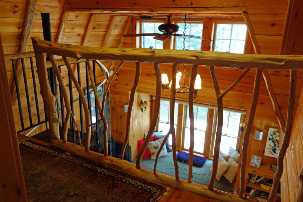 young-ideas-vermont-cabin-balcony2-via-smallhousebliss Vermontská horská chata – Dokonalý únik do světa klidu a sněhu