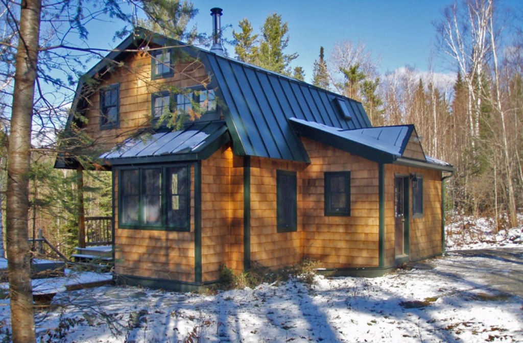 young-ideas-vermont-cabin-exterior4-via-smallhousebliss Vermontská horská chata – Dokonalý únik do světa klidu a sněhu