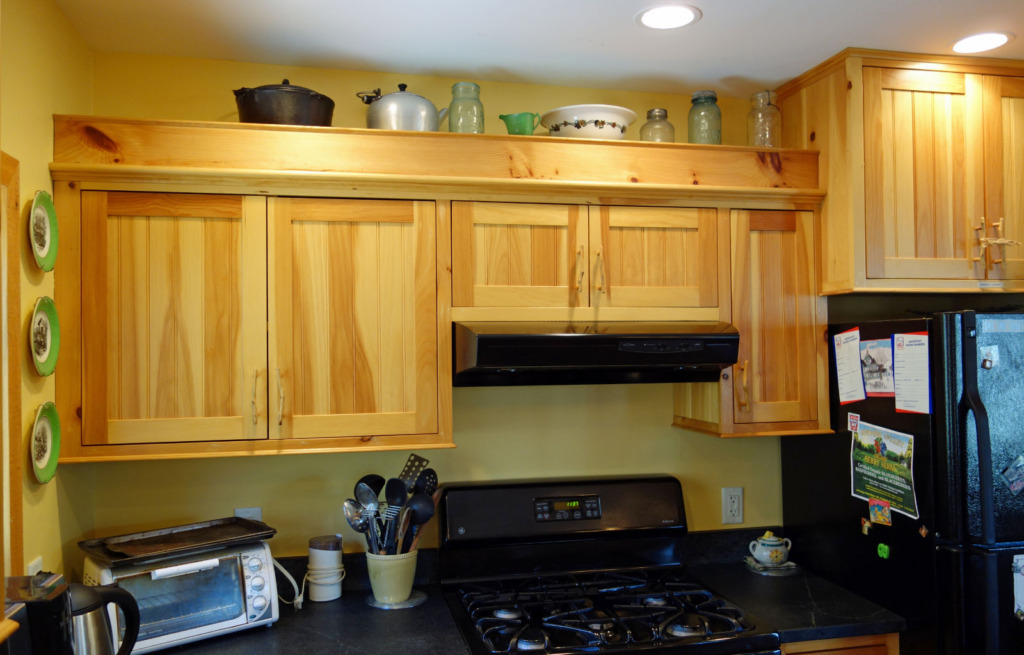 young-ideas-vermont-cabin-kitchen2-via-smallhousebliss Vermontská horská chata – Dokonalý únik do světa klidu a sněhu