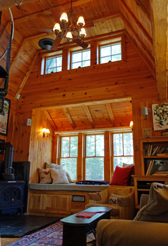 young-ideas-vermont-cabin-living1-via-smallhousebliss Vermontská horská chata – Dokonalý únik do světa klidu a sněhu