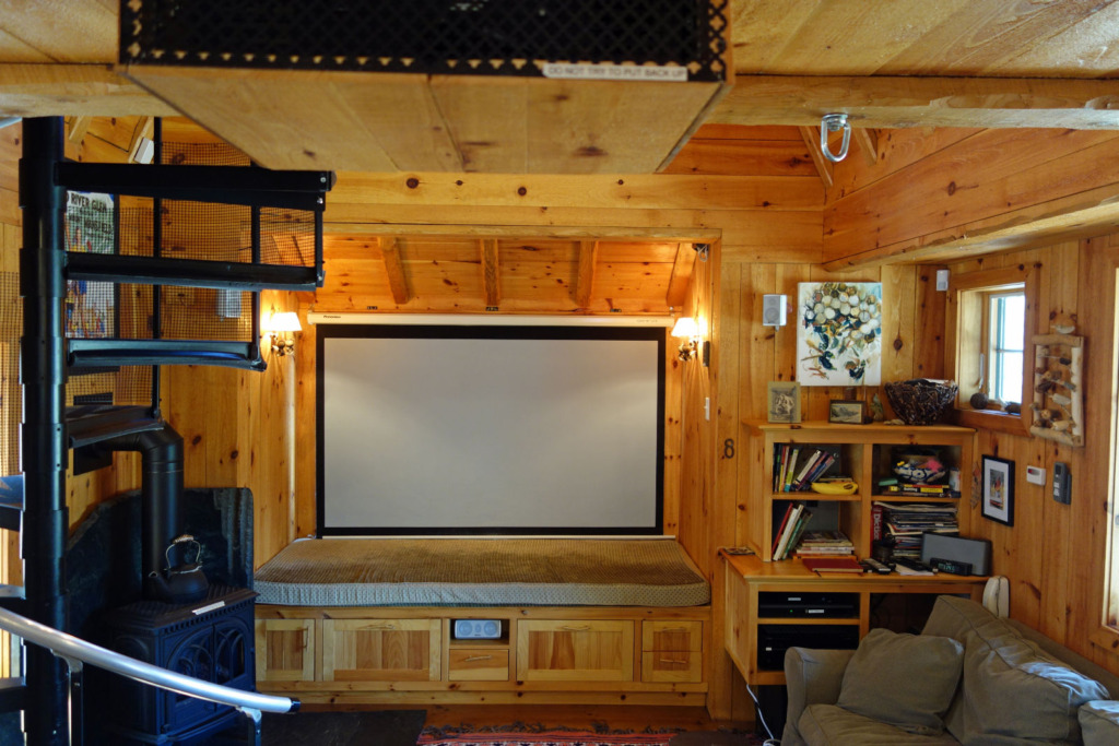 young-ideas-vermont-cabin-living5-via-smallhousebliss Vermontská horská chata – Dokonalý únik do světa klidu a sněhu