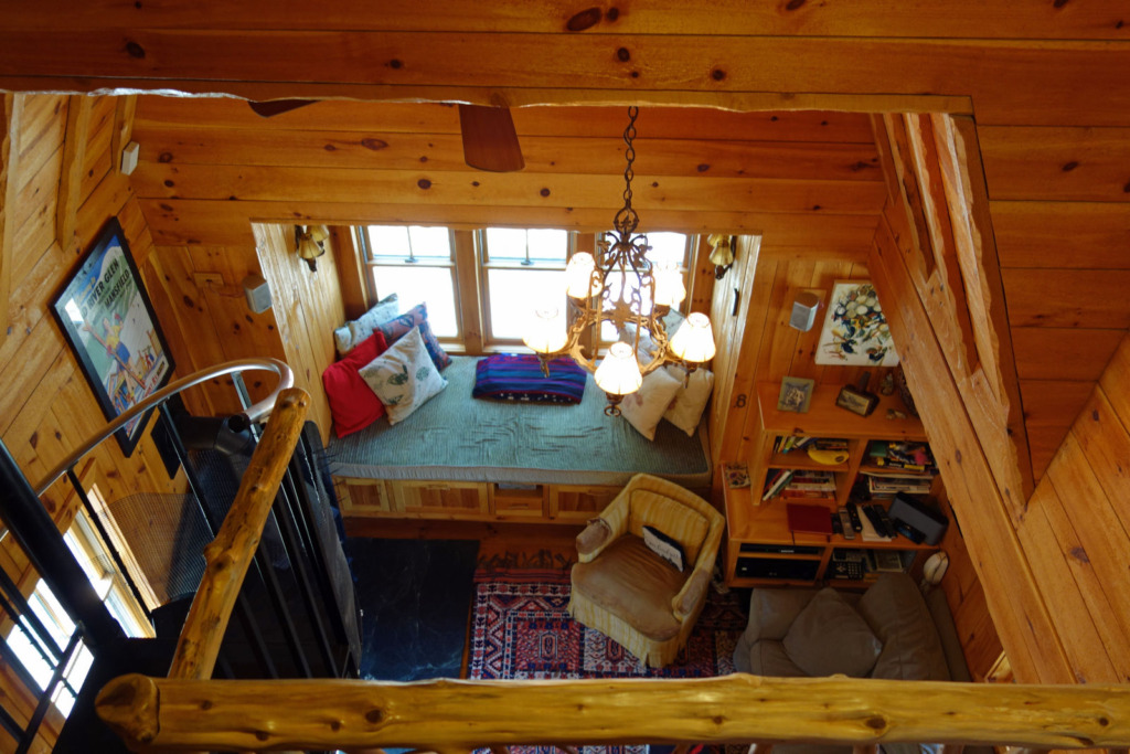 young-ideas-vermont-cabin-living6-via-smallhousebliss Vermontská horská chata – Dokonalý únik do světa klidu a sněhu