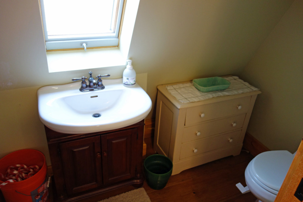 young-ideas-vermont-cabin-master-bath-via-smallhousebliss Vermontská horská chata – Dokonalý únik do světa klidu a sněhu